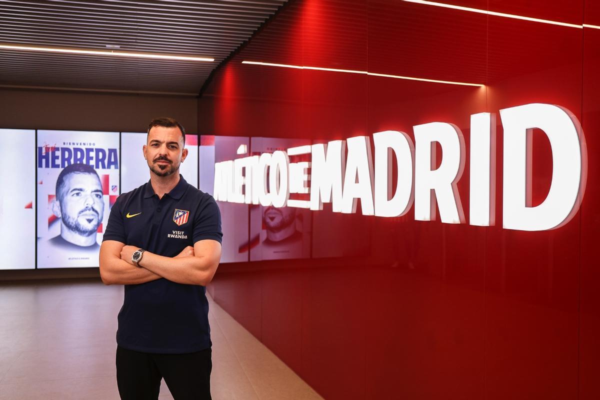 El tinerfeño José Herrera, entrenador del Atlético de Madrid femenino.
