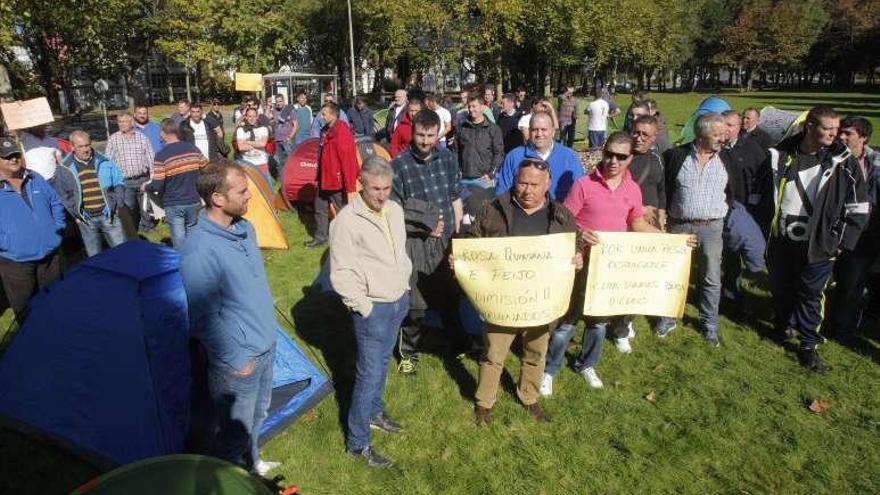 Los armadores de Acerga, acampados frente a San Caetano.