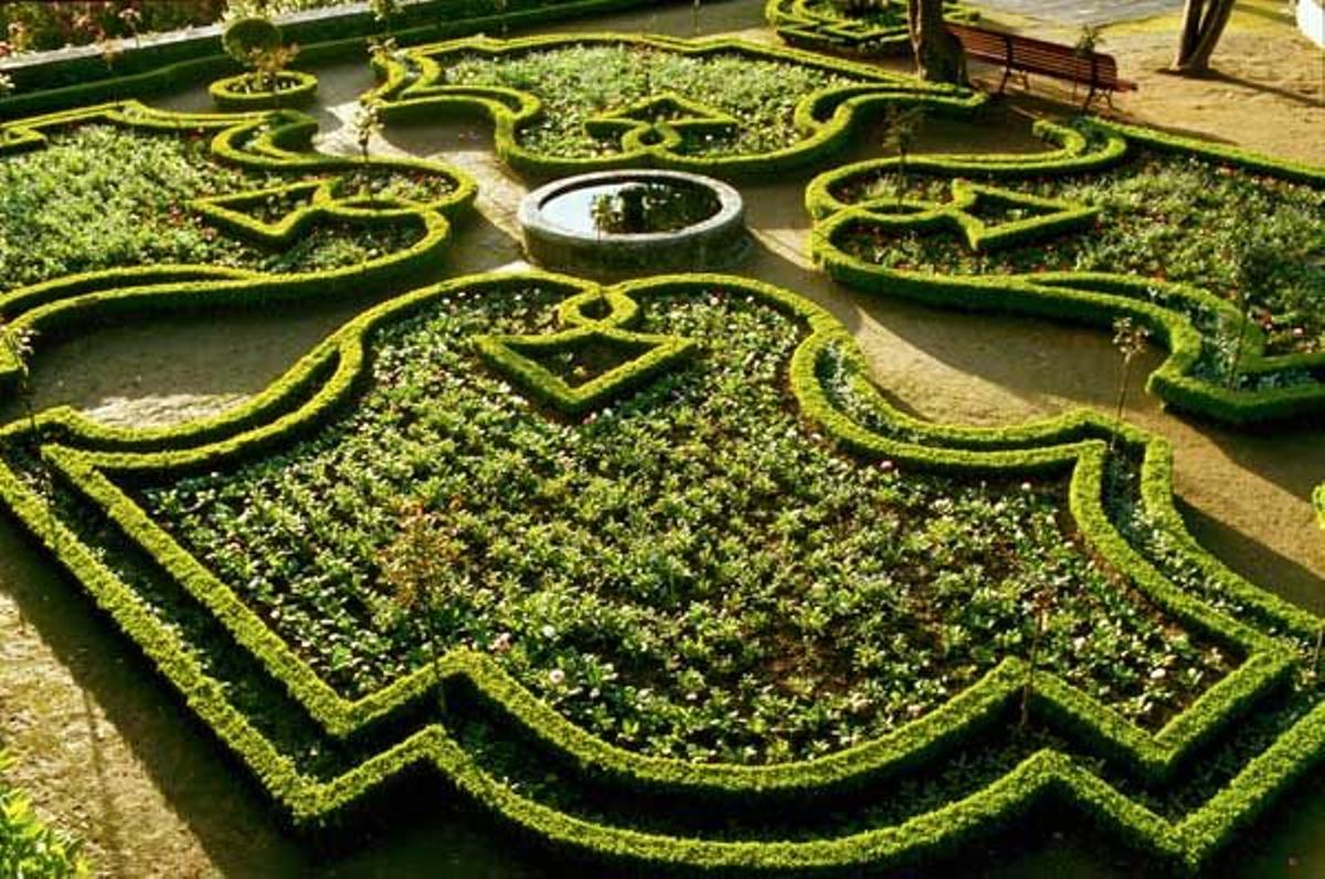 Jardin decorado ocn camas de flores en la Iglesia de Bom Jesus Do Monte.