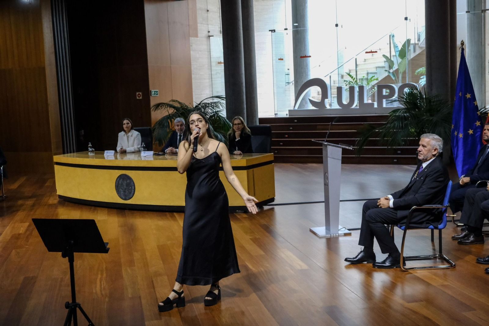 Estudiantes de Educación Infantil de la ULPGC cantando en la cafetería universitaria