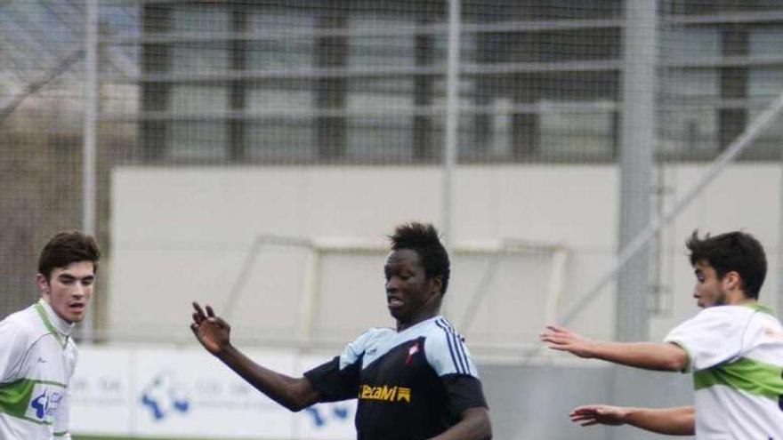 Pape, del Celta, controla un balón en Os Remedios. // Brais Lorenzo