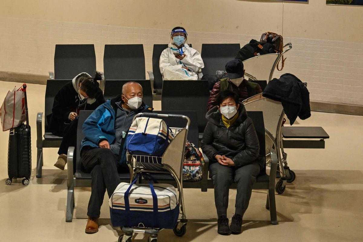 Viajeros esperan su vuelo en el Aeropuerto Internacional Taiping de Harbin.