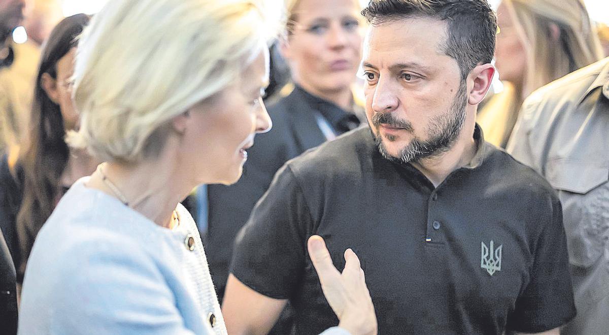 Ursula von der Leyen y Volodímir Zelenski conversan durante la cumbre por la paz de Ucrania celebrada en Lucerna, Suiza, el pasado 16 de junio.