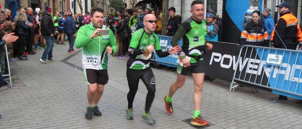 Juan Fernández, en el centro, con sus dos guías, Adolfo Uría y Javi Fernández.