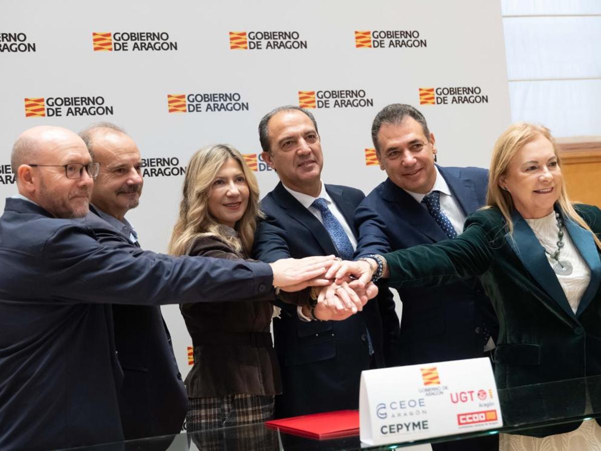 Representantes del Gobierno de Aragón y los agentes sociales tras la firma hace cinco meses de un acuerdo para mejorar la gestión de la incapacidad temporal.