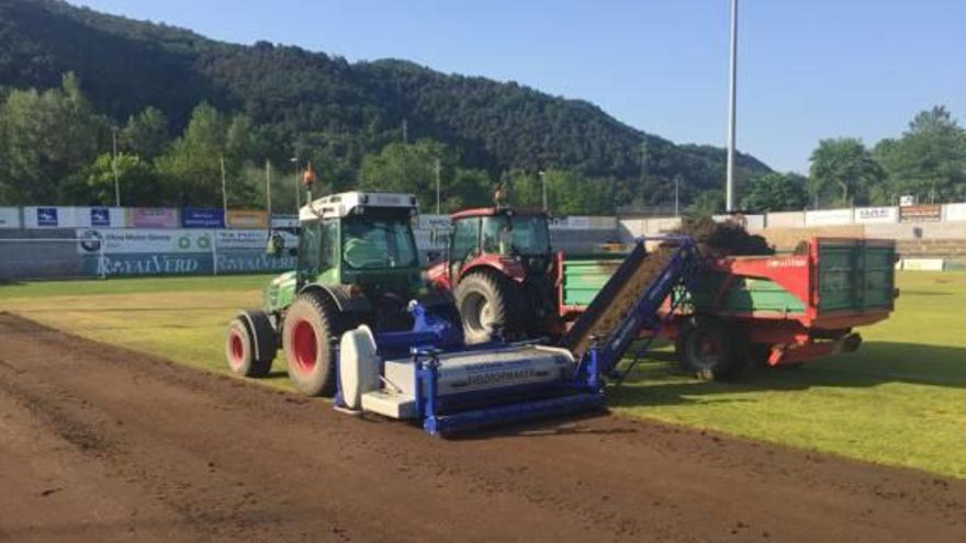 El conjunt garrotxí canvia la gespa de l&#039;Estadi.