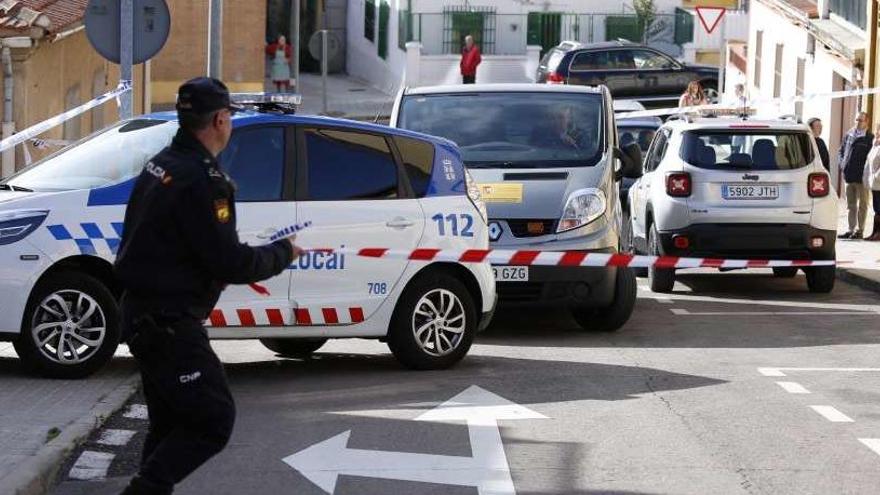 Un policía en la zona cercana a la vivienda donde apareció muerta la mujer.