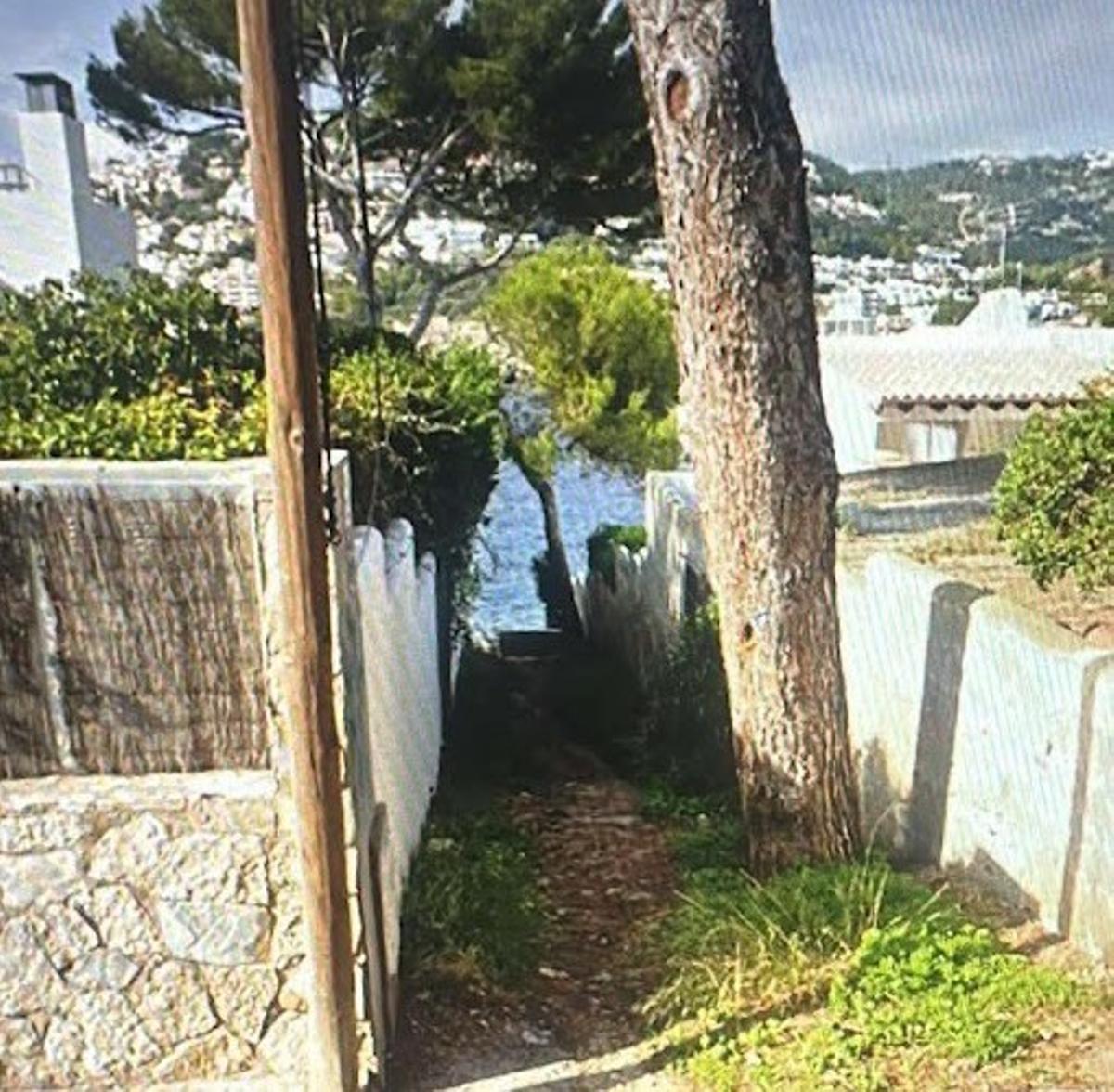Imagen de cuando se podía acceder a la cala.