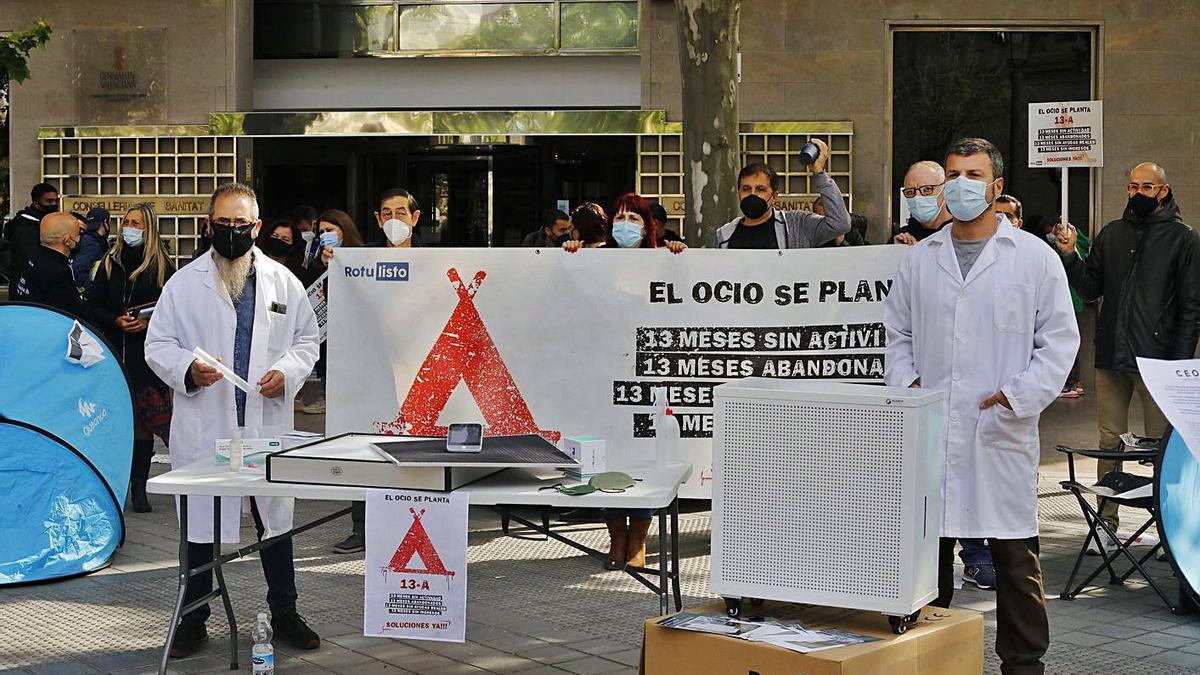 Protesta de un sector del ocio nocturno, ayer, ante la sede de la Conselleria de Sanidad. | M. A. MONTESINOS