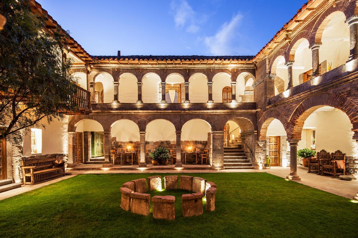 El patio central articula la vida de esta antigua casa señorial del siglo XVI.