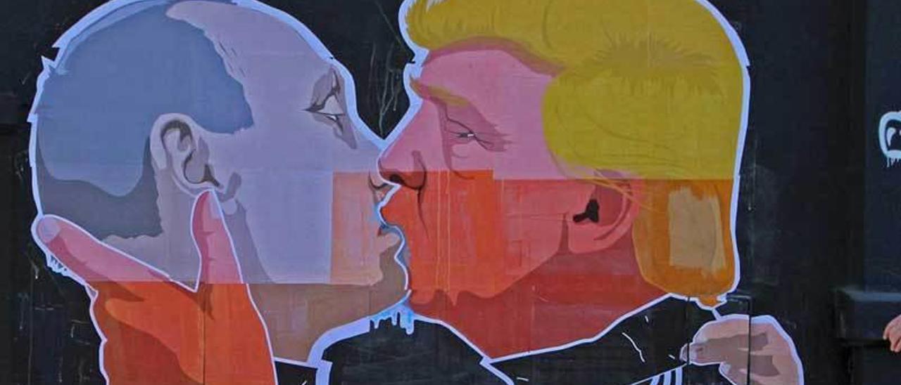 El grafiti de Vilna (Lituania) con el beso de tornillo de Putin y Trump.