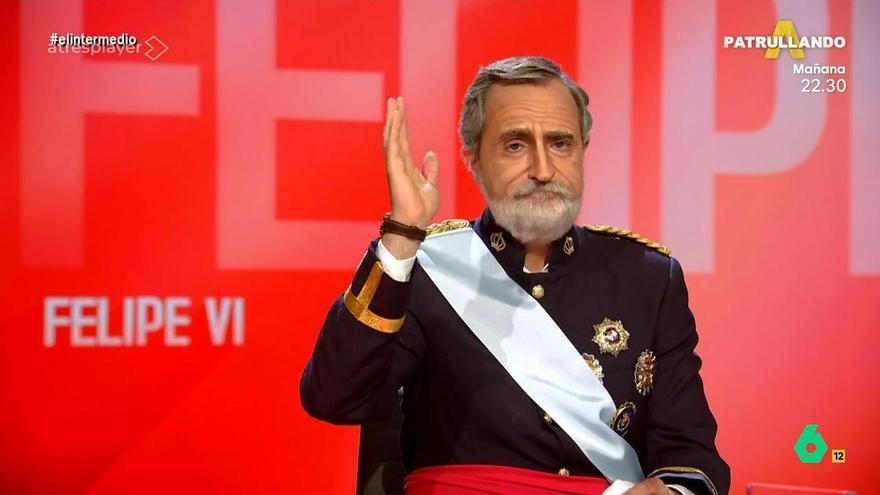 La crítica de Monegal: A Felipe VI le han hecho un traje