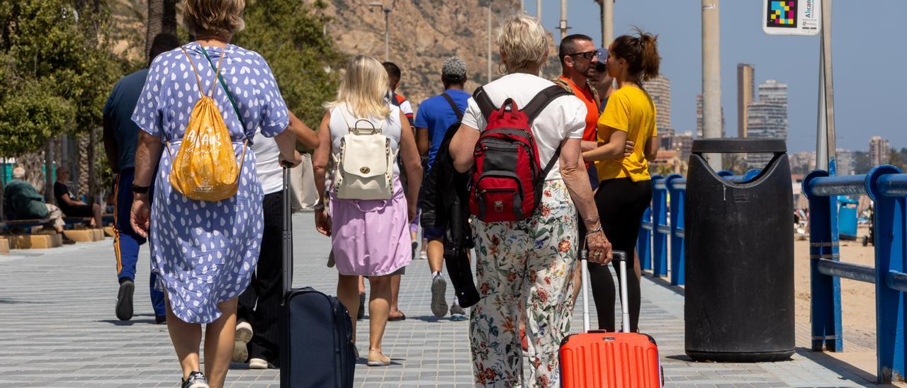 Turistas en el paseo de la playa de El Postiguet, en Alicante.