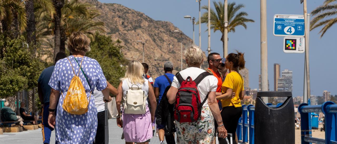 Turistas en el paseo de la playa de El Postiguet, en Alicante.