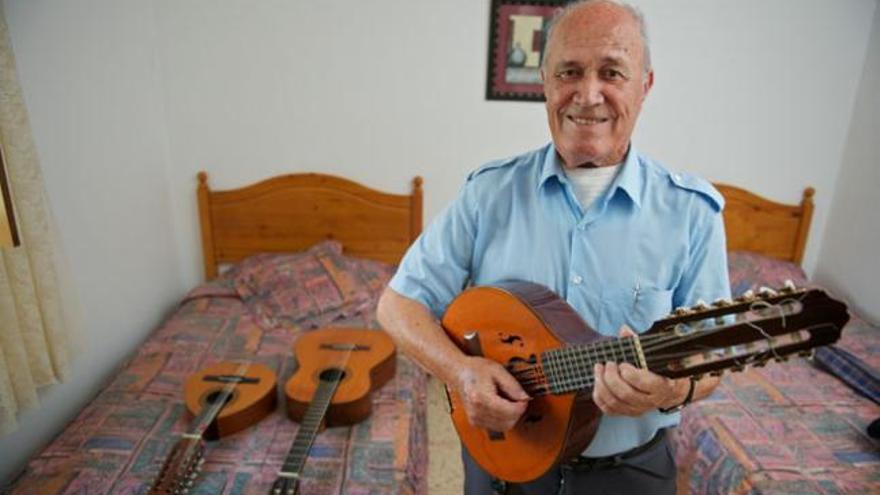 A la derecha, Tadeo con la rondalla del Colectivo Mafasca. | lp / dlp