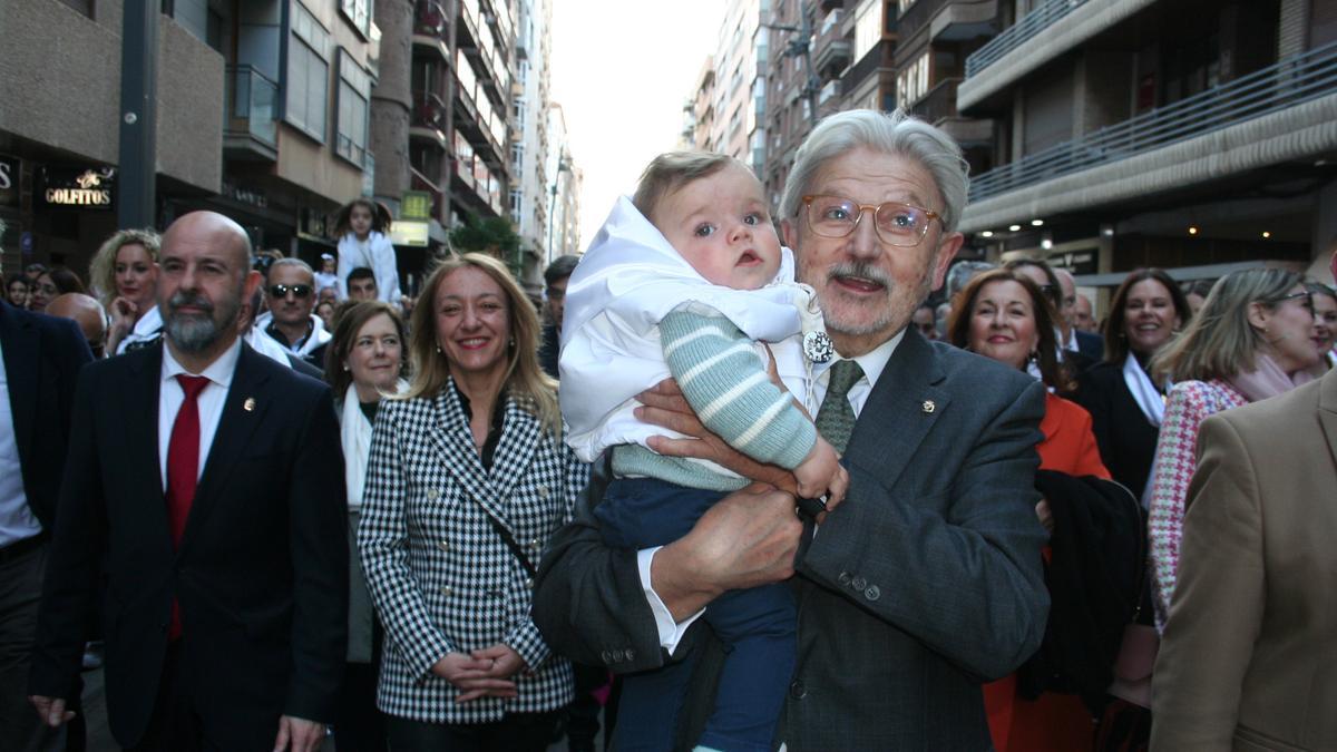 El Presidente de Honor del Paso Blanco, Ramón Mateos, llevaba en brazos a su nieto Francisco Montiel Mateos.