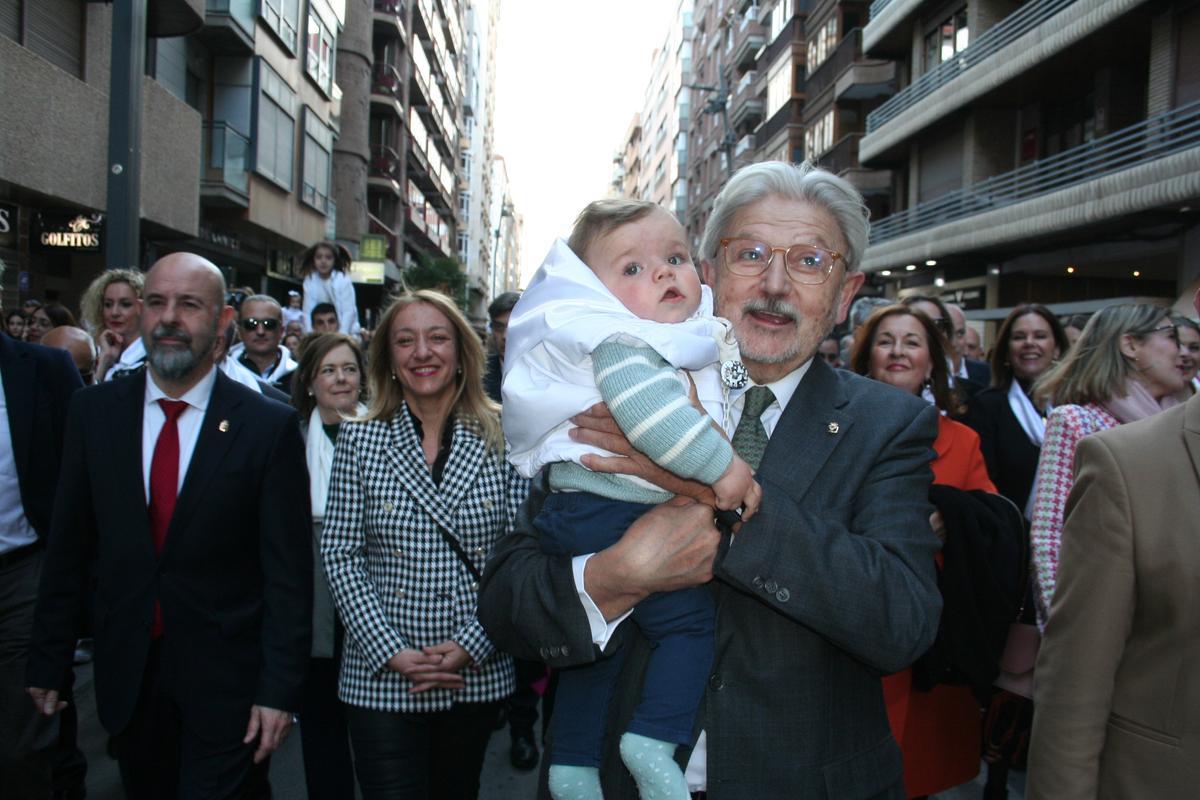 El Presidente de Honor del Paso Blanco, Ramón Mateos, llevaba en brazos a su nieto Francisco Montiel Mateos.