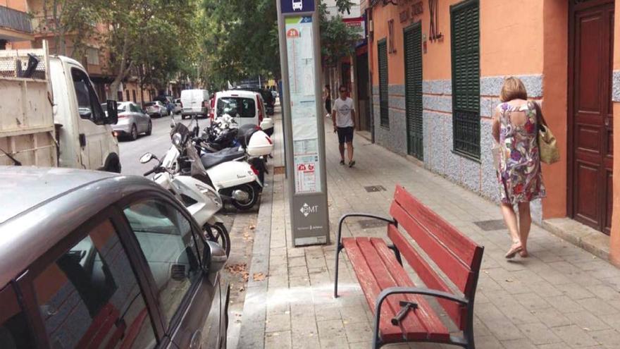 Uno de los bancos instalados en la calle Antoni Marquès.