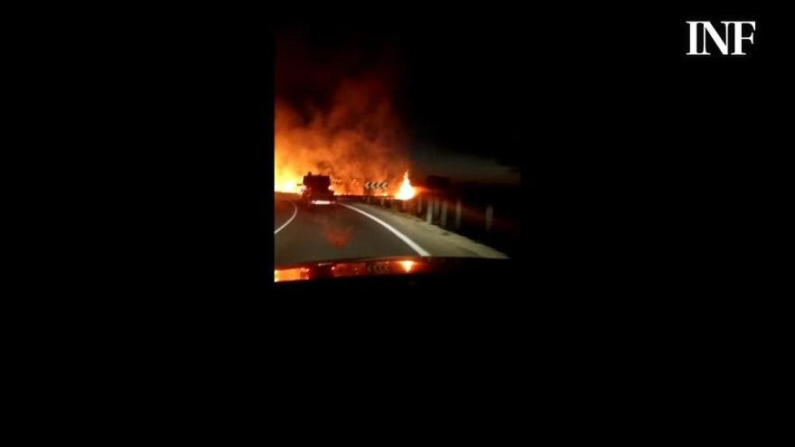 El fuego arrasa 3.000 metros de cañas y afecta al tráfico en la carretera Catral-Dolores