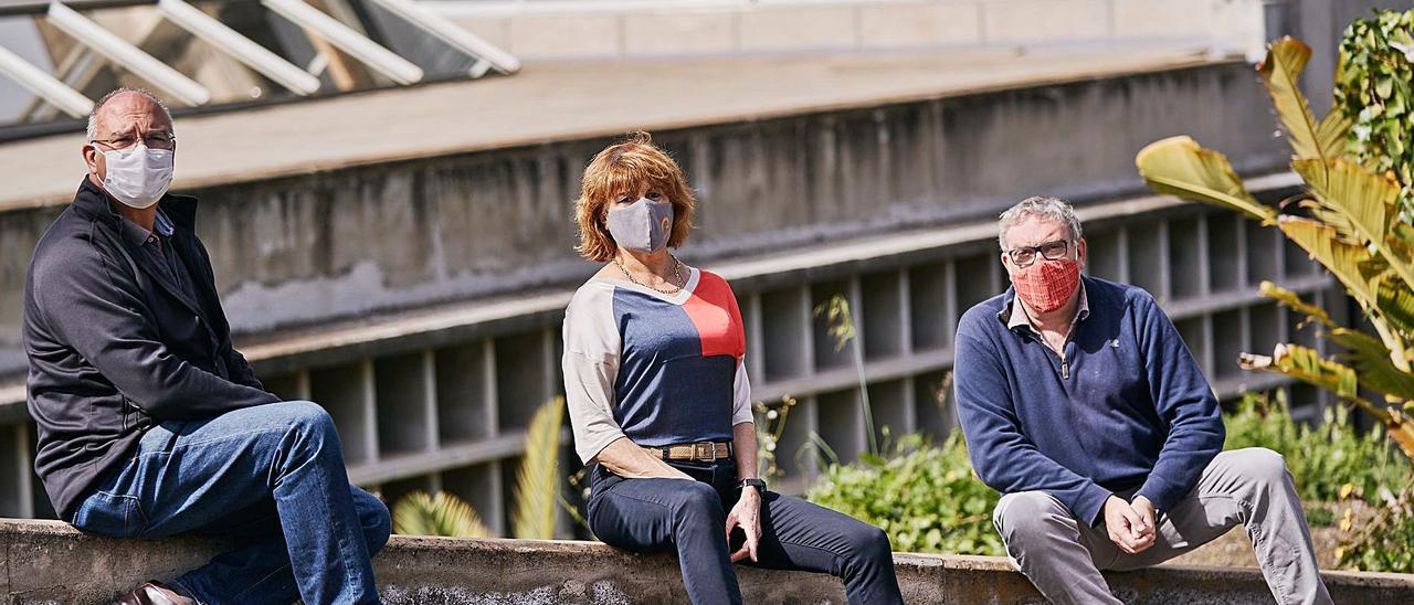 De izquierda a derecha, Ezequiel Guerra, Beatriz González López-Valcárcel y Rafael Pérez en el Campus Universitario de Tafira.