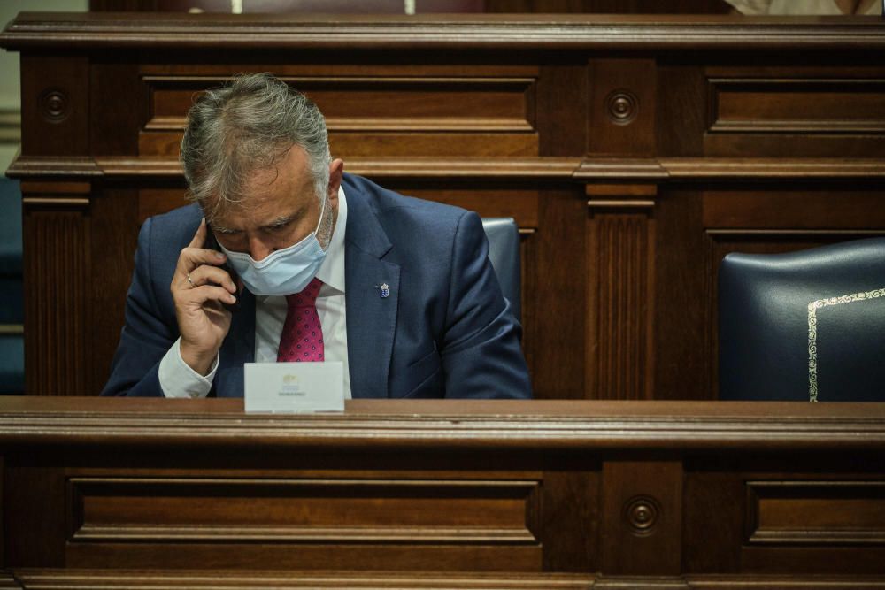 Pleno en el Parlamento de Canarias