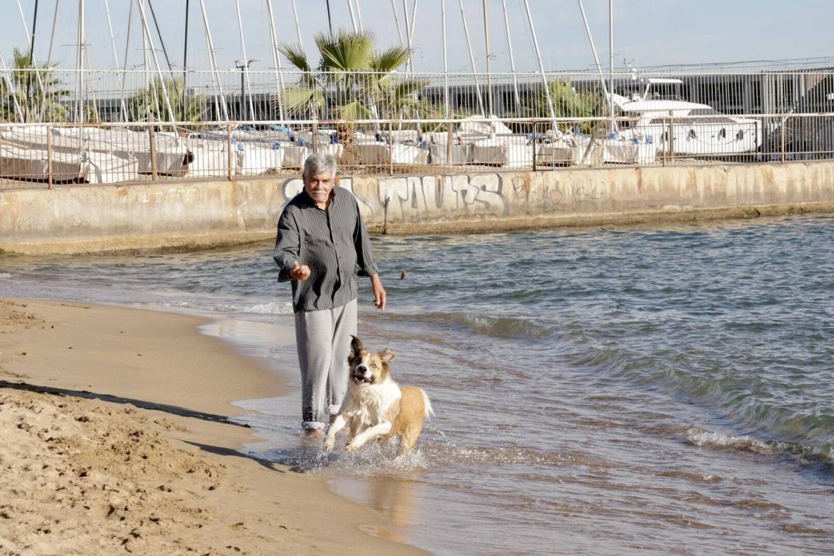 Barceloneses acuden a la playa por las altas temperaturas de noviembre