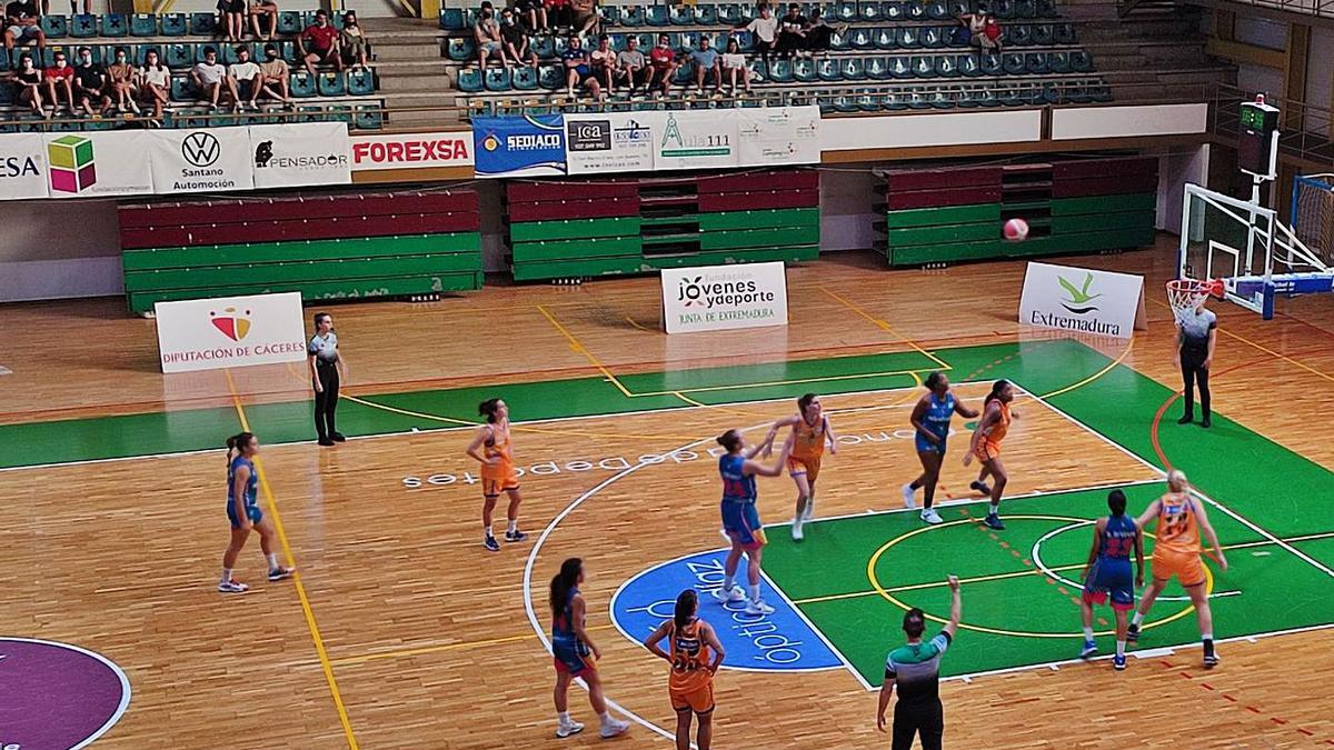 Un lance del partido disputado ayer en el pabellón de Coria.