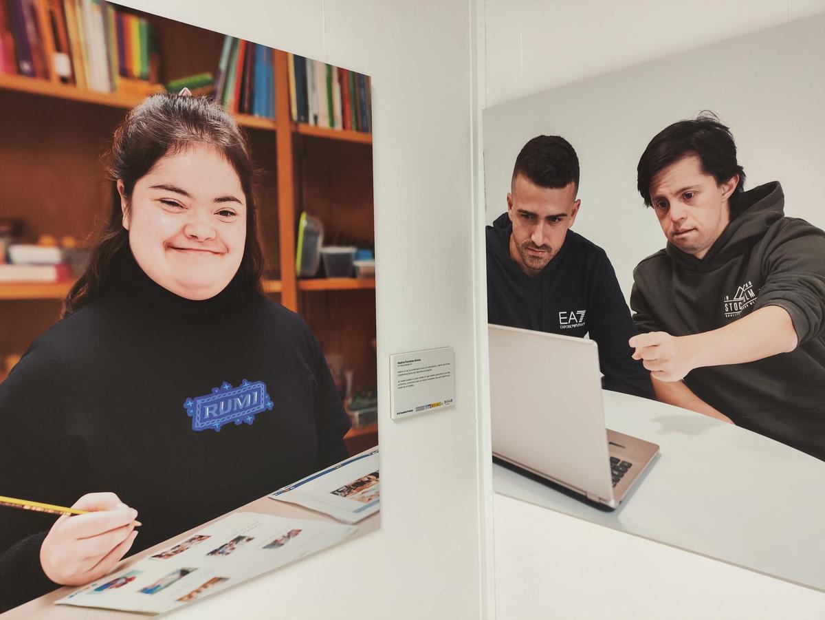 Algunas de las fotografías de la exposición 'Yo también trabajo'.