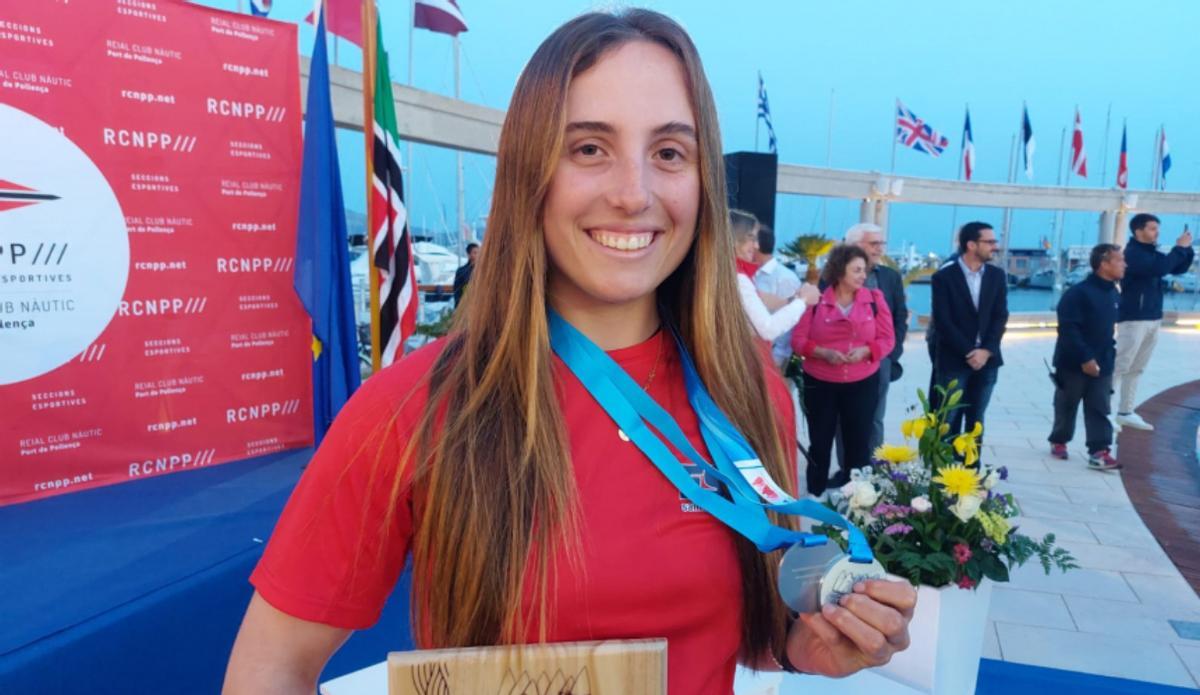 Claudia Adán, con su medalla de plata europea.