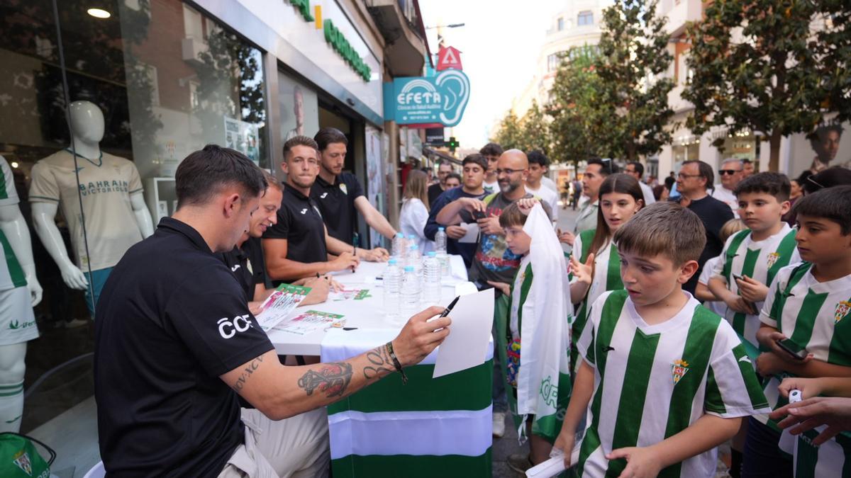 La firma de autógrafos del Córdoba CF