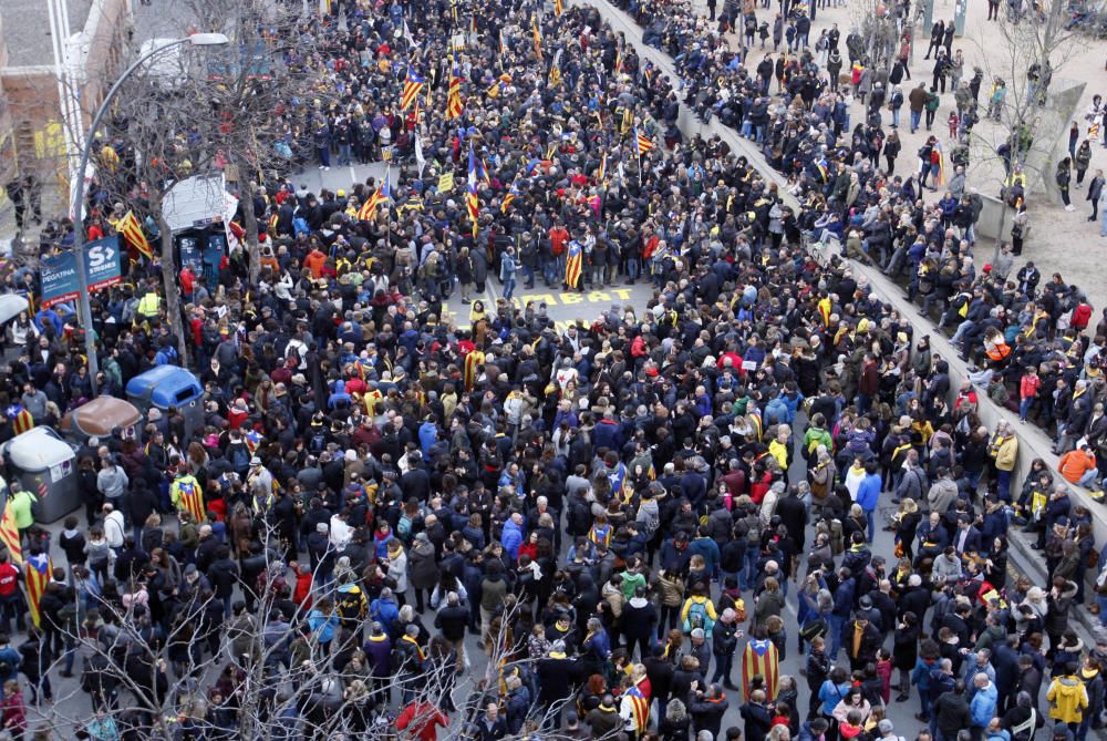 Milers de persones clamen per la llibertat de Puigdemont davant la subdelegació del govern de Girona