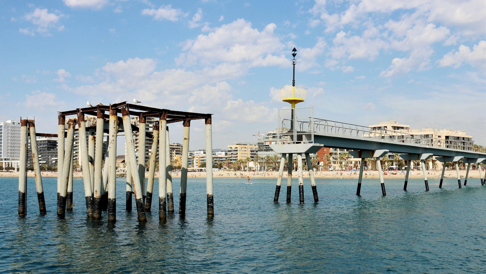 El Pont del Petroli de Badalona, dañado tras el paso del temporal Gloria.