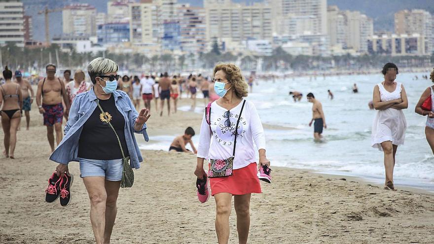 «Casi nadie lleva la mascarilla cuando pasea por la playa»