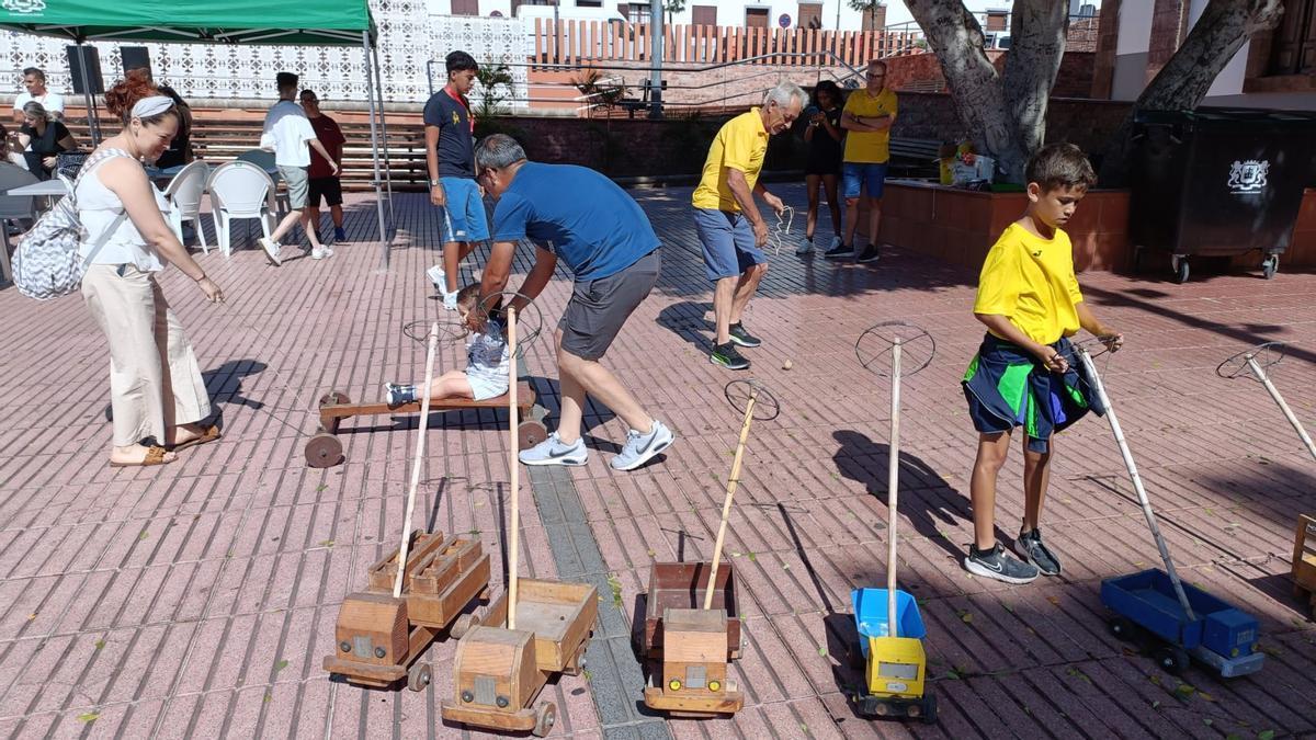 Algunos padres y madres disfrutando con sus hijos en la plaza de Ingenio.
