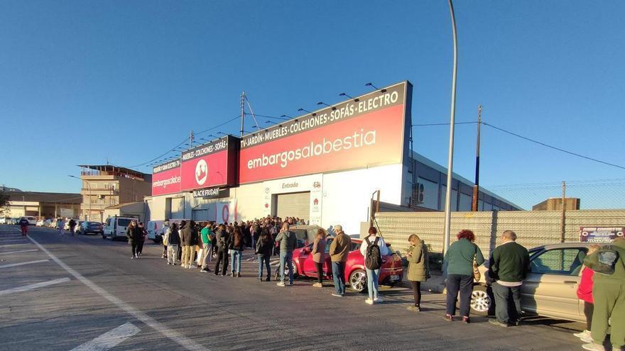Embargosalobestia tira la casa por la ventana por su 12 aniversario y provoca largas colas