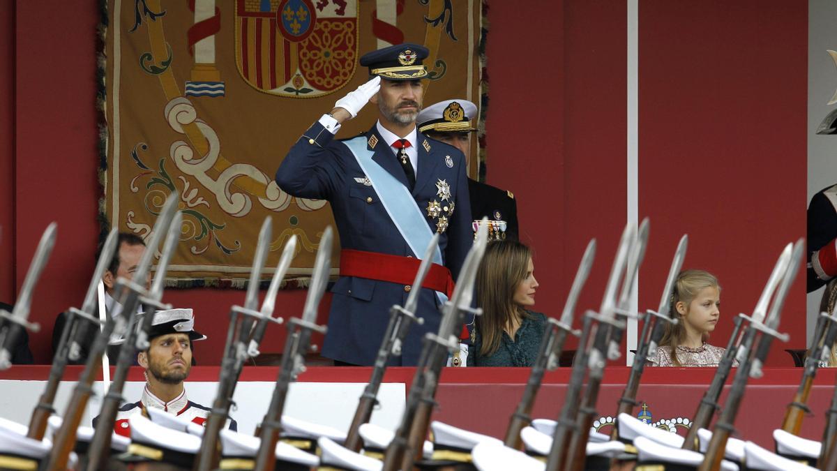 El rey Felipe VI saluda al batallón de alumnos de la Armada durante el desfile de la Fiesta Nacional de España.