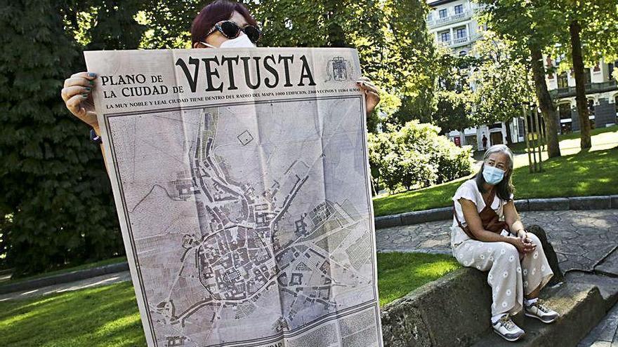 Chelo Veiga mostrando el mapa de &quot;Vetusta&quot; en las calles de Oviedo.