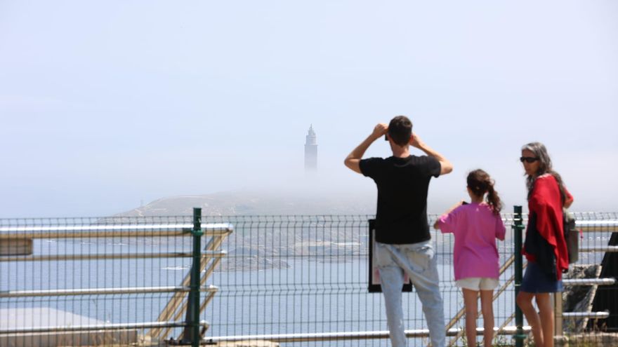 La niebla hace desaparecer la Torre de Hércules