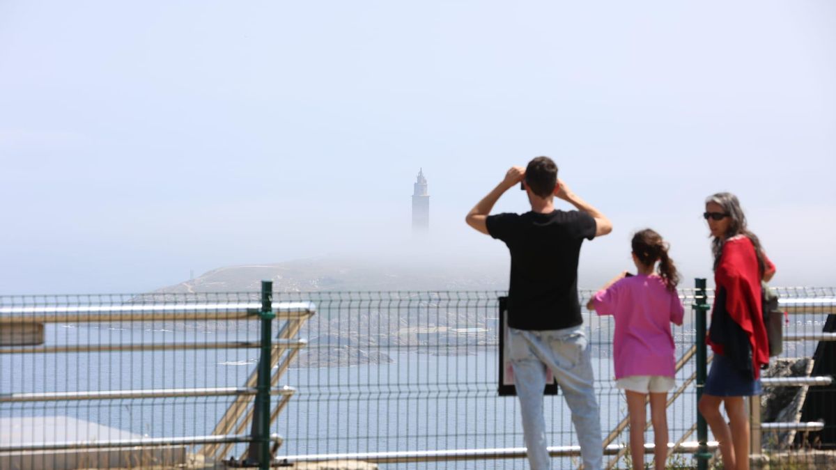 La niebla hace desaparecer la Torre de Hércules