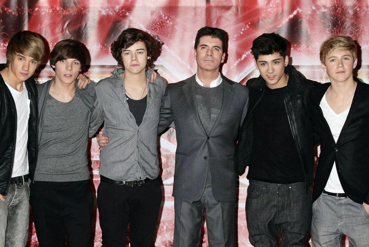 Liam Payne, Louis Tomlinson, Harry Styles, Simon Cowell (manager), Zayn Malik y Niall Horan 2011