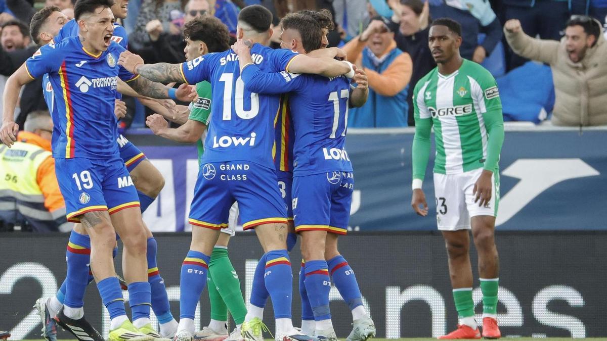 Satriano y Femenía alargan la fiesta del Bernabéu y comprometen al Betis