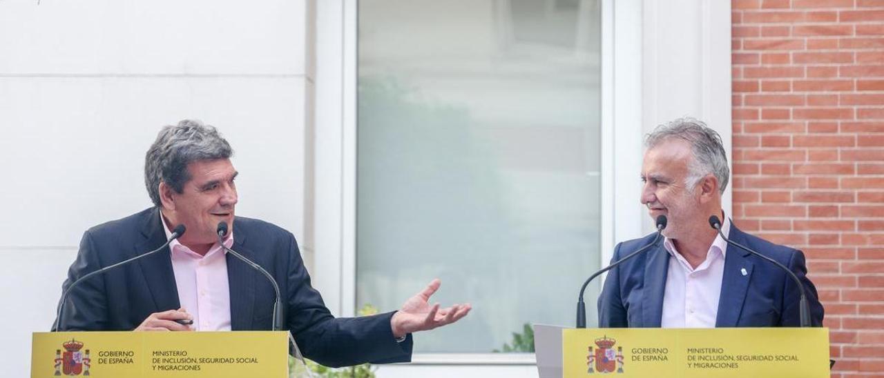 El ministro José Luis Escrivá con el presidente de Canarias Ángel Víctor Torres, este viernes, en Madrid.