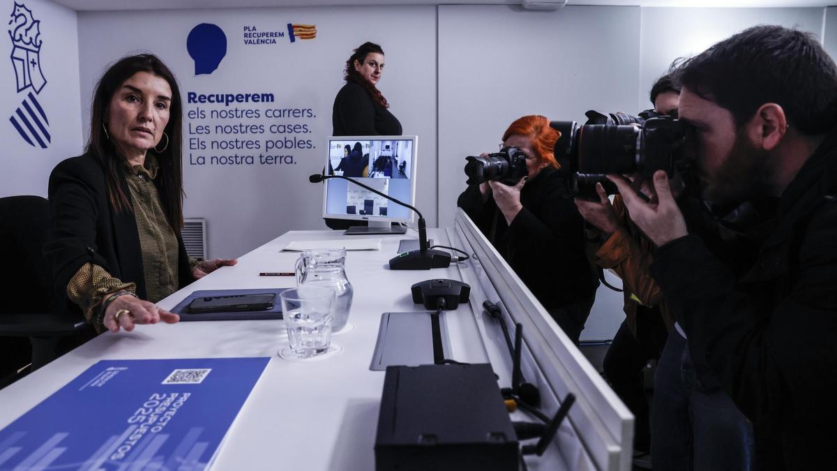 La consellera de Hacienda, Ruth Merino, en la rueda de prensa para presentar los presupuestos este jueves.