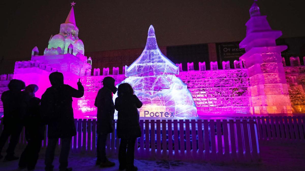 Esculturas y castillos de nieve en festivales de hielo de Moscú y  Heilongjiang, en el norte de China