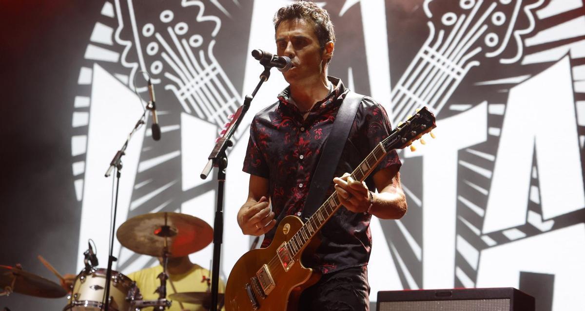 Gómez Noya tocando con su banda en la clausura del Mundial Multisport de Pontevedra.