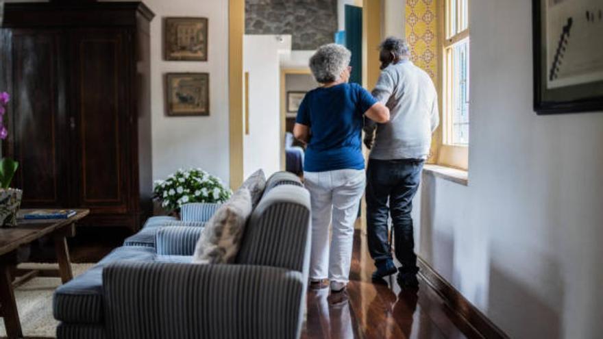 Confirmado por Hacienda: los mayores de 65 años en Canarias pueden donar la mitad de su vivienda habitual a su pareja sin tributar en el IRPF si cumplen estos requisitos
