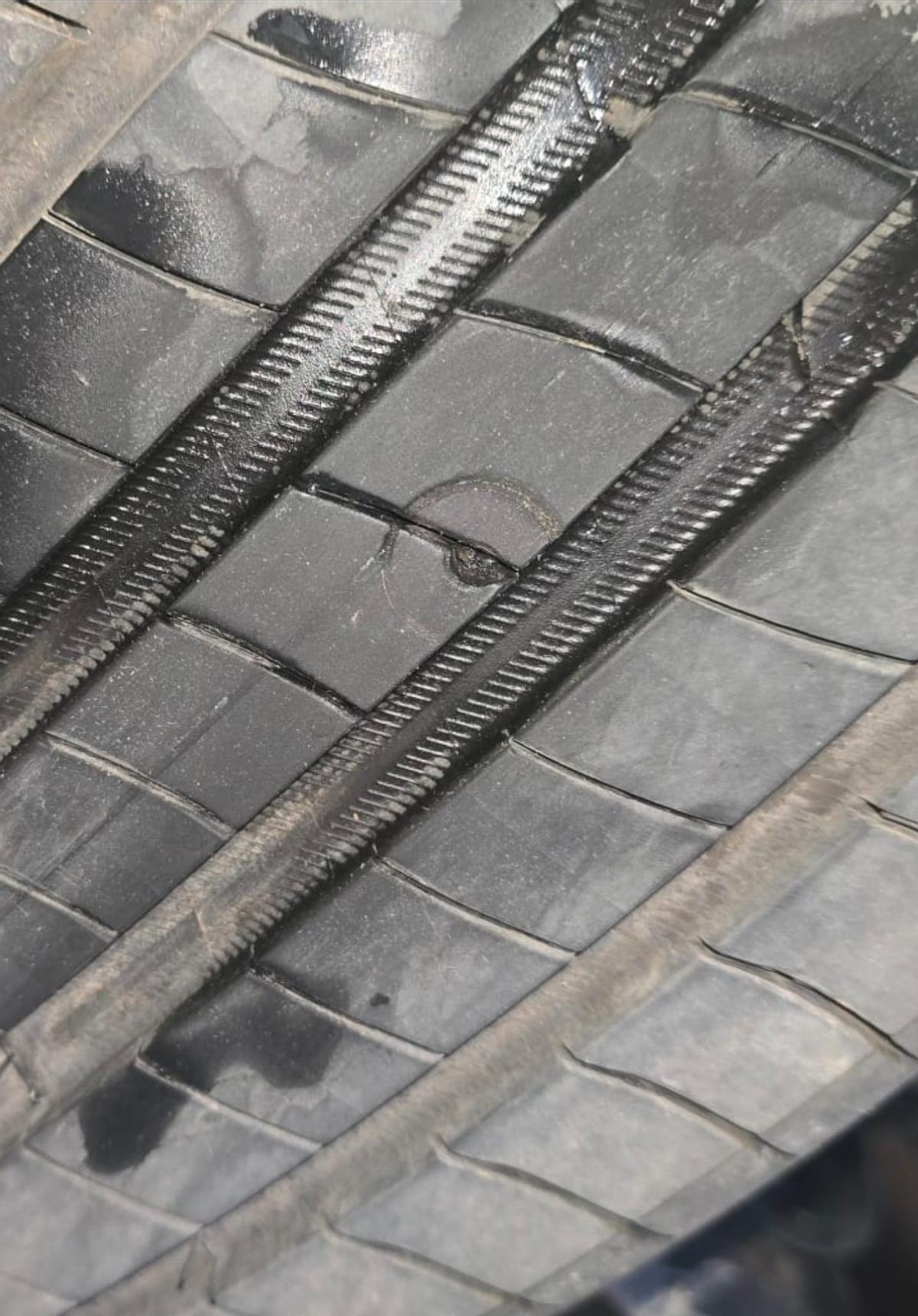 Una de las ruedas pinchadas.