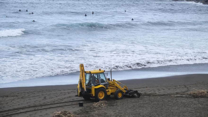 Limpieza Viaria retira 25.000 kilos de residuos en Playa del Hombre tras la DANA