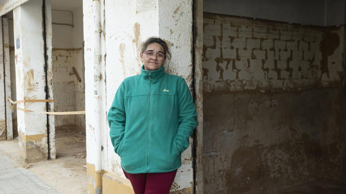 Ana vuelve a abrir su negocio después de sobrevivir a la riada. El agua la arrastró 600 metros por las calles de Paiporta hasta que la rescataron.