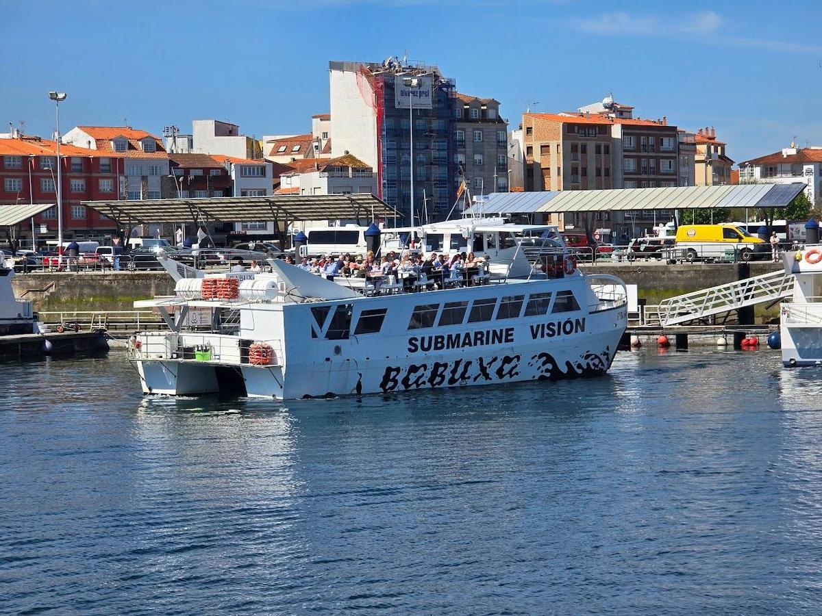 Barcos de pasaje zarpando en O Corgo.
